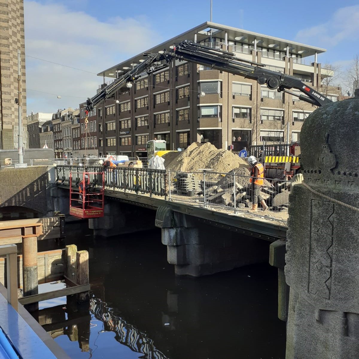 Demontage bruggen rode loper amsterdam